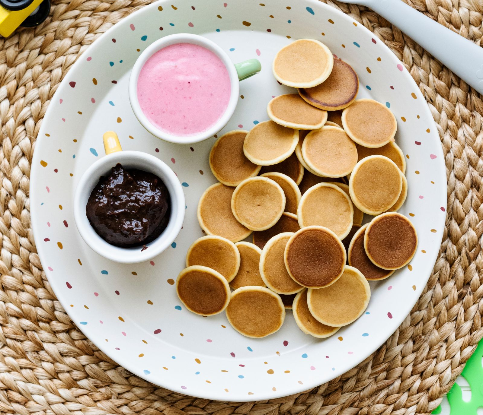 Kleine Pfannkuchen mit bunten Dips